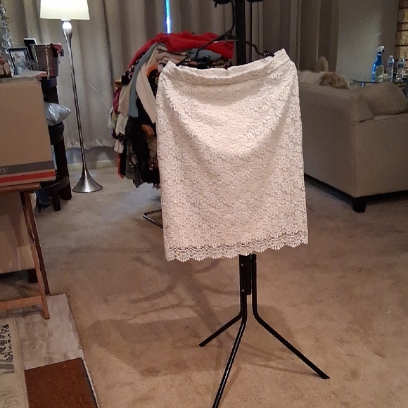 Uniqlo Dresses & Skirts - Uniqlo Elegant White Lace Pencil Skirt
